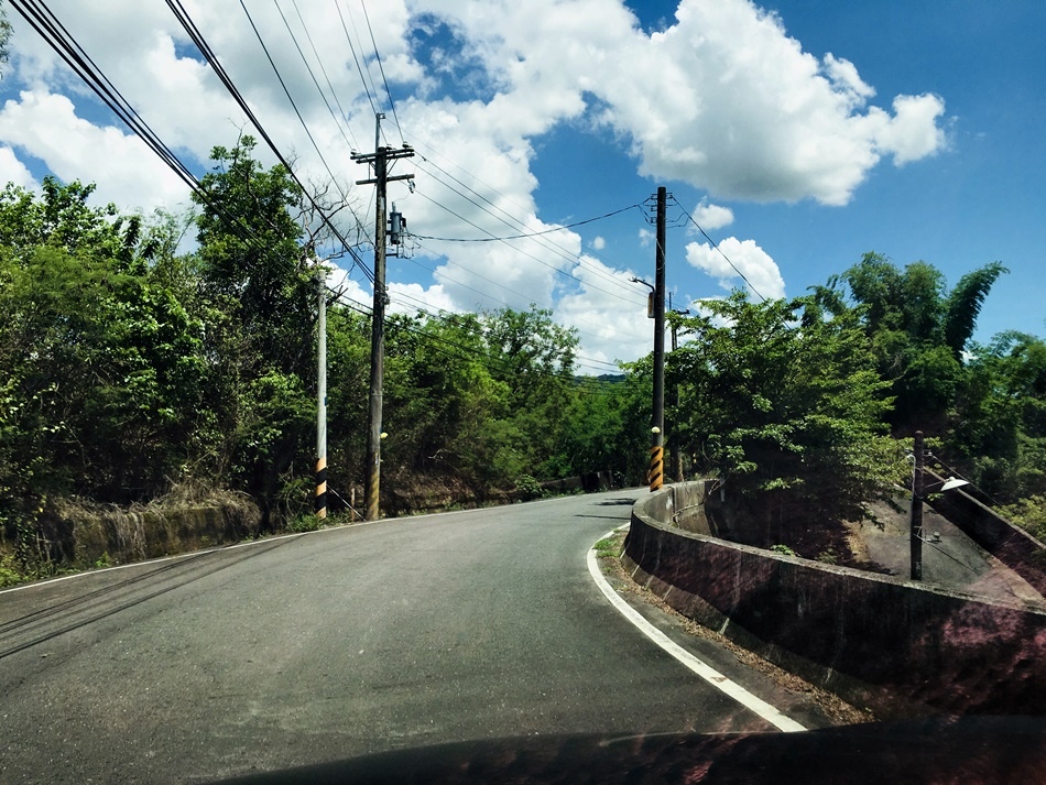 高雄IG打卡秘境,田寮中寮山隧道觀景台,居高臨下俯視南二高與月世界惡地地形