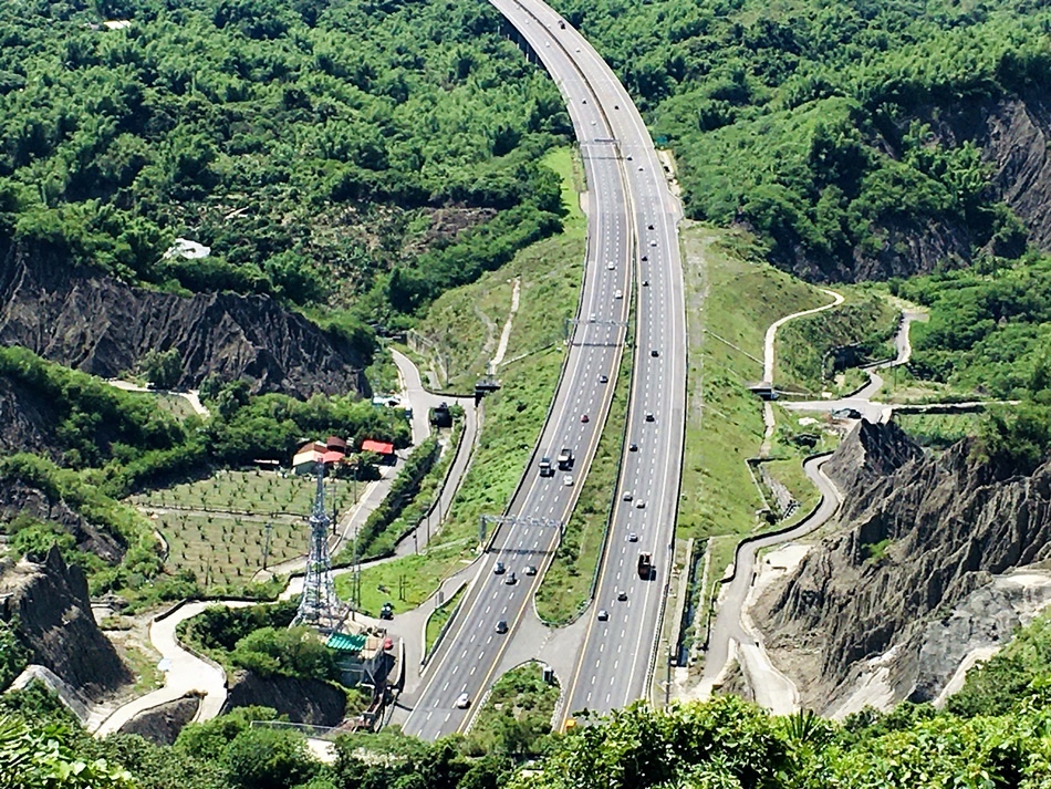 高雄IG打卡秘境,田寮中寮山隧道觀景台,居高臨下俯視南二高與月世界惡地地形