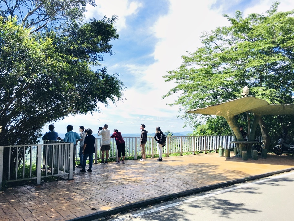 高雄IG打卡秘境,田寮中寮山隧道觀景台,居高臨下俯視南二高與月世界惡地地形 高雄IG打卡秘境,田寮中寮山隧道觀景台,居高臨下俯視南二高與月世界惡地地形