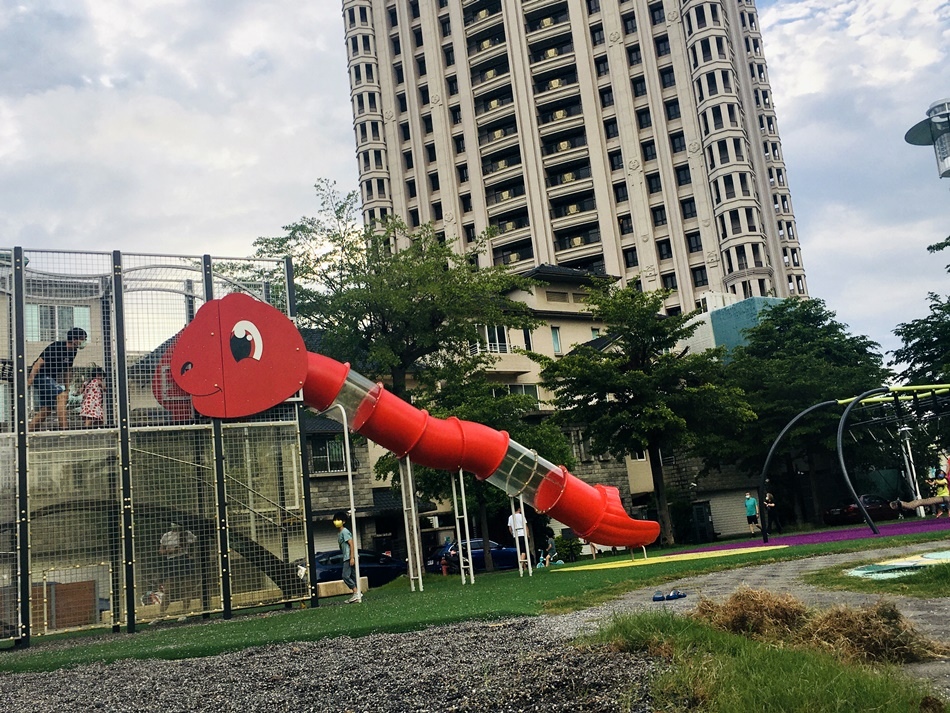 台南親子景點推薦湖美社區頂美公園,好多小孩都愛玩的溜滑梯還有小石頭~沒有蚊子