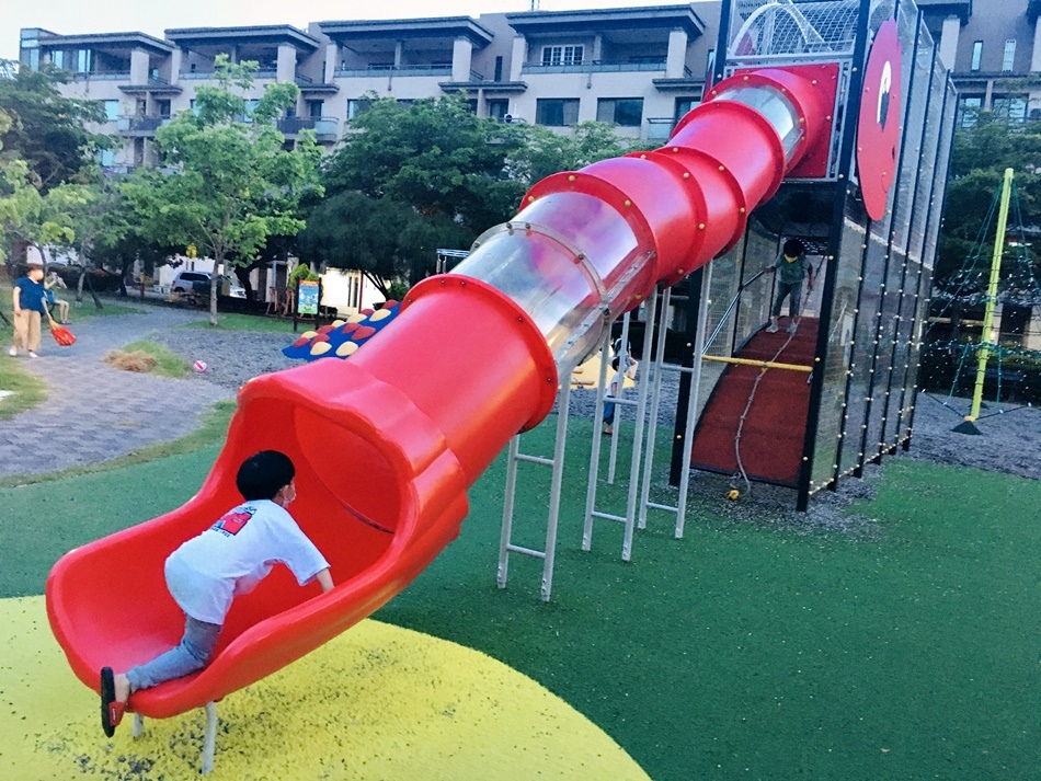 台南親子景點推薦湖美社區頂美公園,好多小孩都愛玩的溜滑梯還有小石頭~沒有蚊子