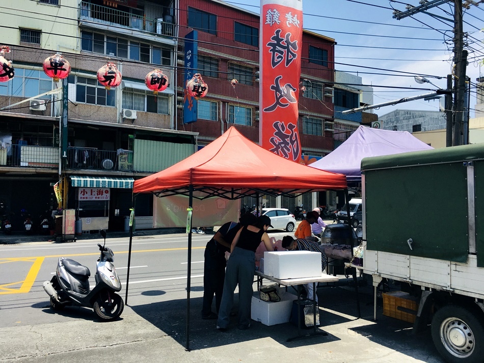 台南好吃烤雞│烤雞特攻隊巡迴攤車,使用台灣溫體黑羽土雞,售價為$450