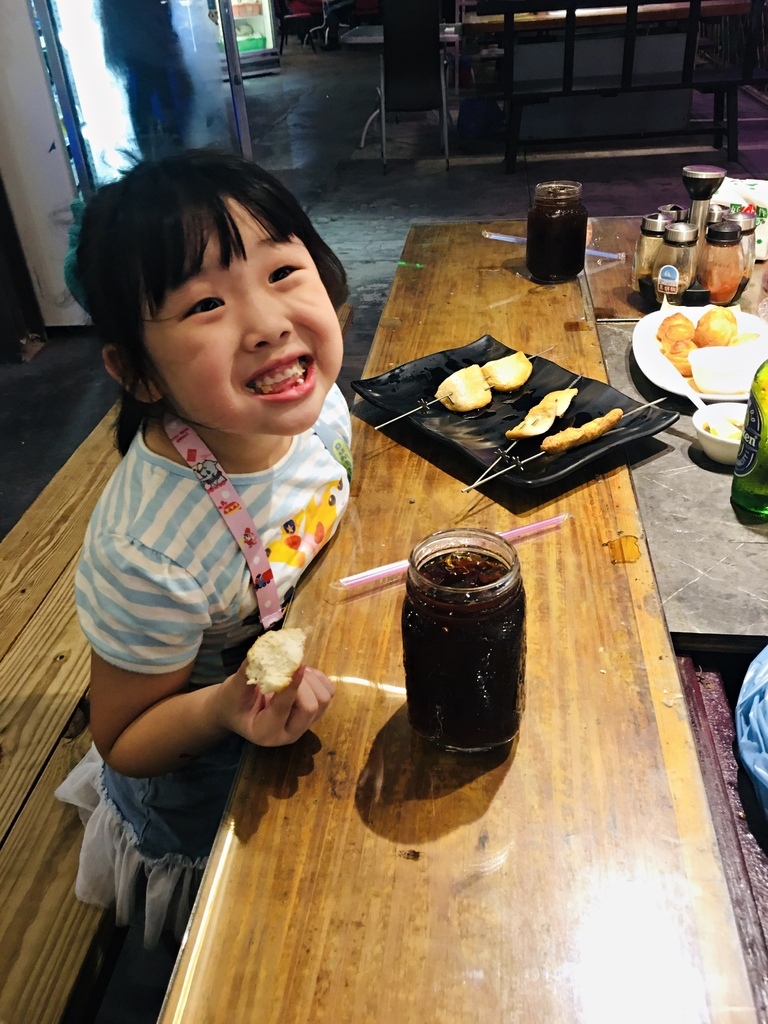 台南安平戶外景觀餐廳推薦│安平港旁請上桌戶外海景海鮮燒烤餐廳，這裡除了=有美食還有美景，周末有戶外樂團演奏有歐洲度假的fu