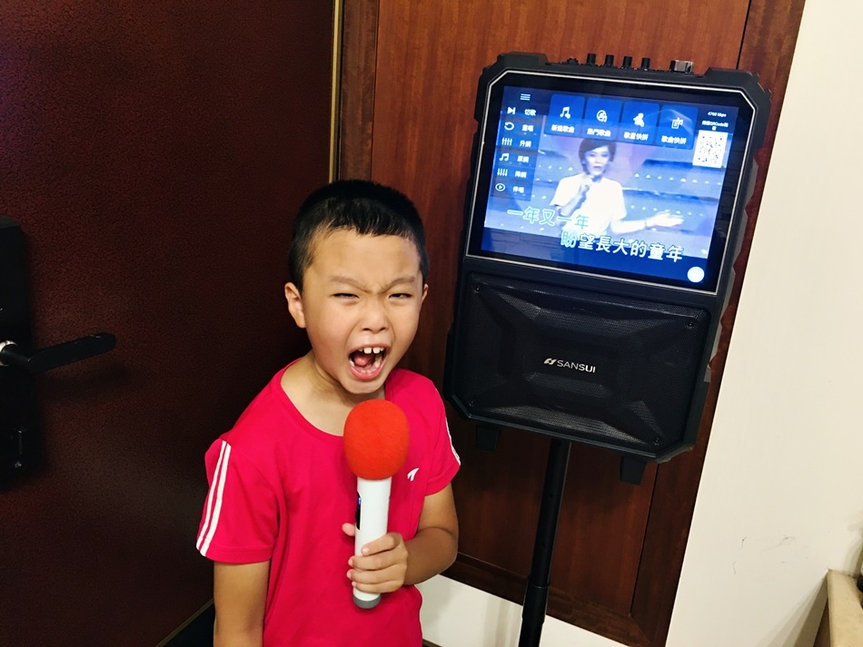 IMG_5743.jpg 行動KTV推薦│SANSUI山水行動KTV(SKTV-T888),15吋觸控螢幕拉桿設計,APP點歌支援WIFI上網,想唱想說隨時帶著走~行動娛樂不受限