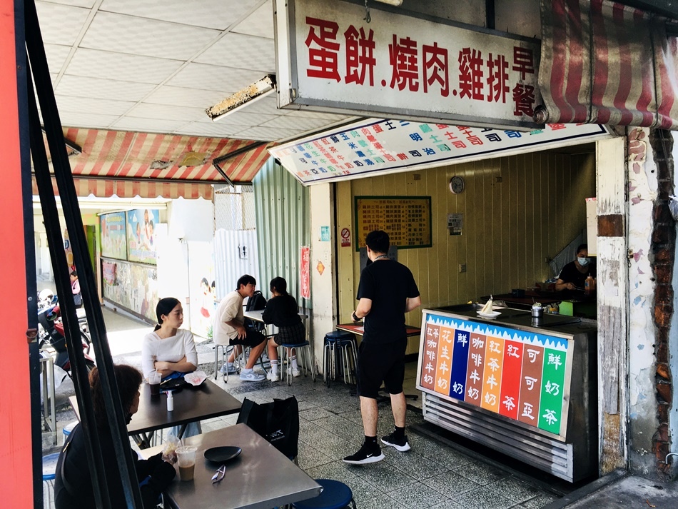 台南早餐夏一跳精緻早餐店,家齊高中旁30年老店,年輕時最愛坐這裡買早餐看水手服了