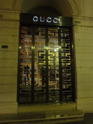 旅館斜前方的GUCCI大門