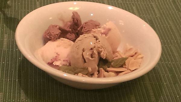 肉咖舀冰淇淋，破碎。