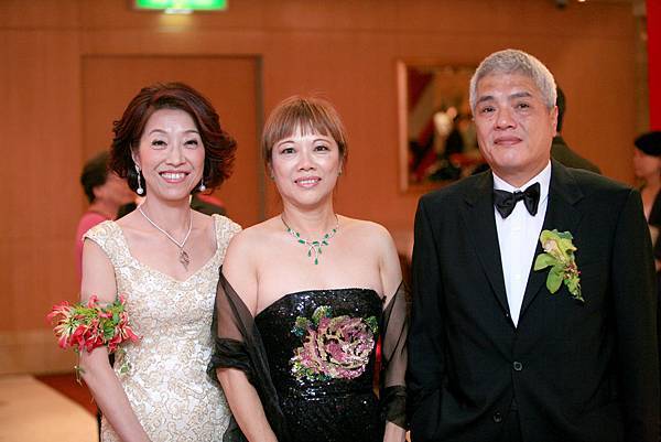 左起媽媽，姑姑& 爸爸