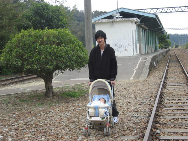 台中后里-泰安舊車 站在軌道的papa 筌筌