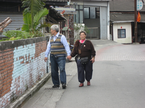 台中后里-泰安舊站 街道上的老夫老妻