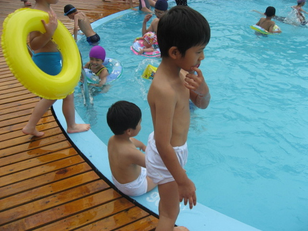 IMG_8013-歐式皇冠游泳池 兄弟想下去玩.JPG
