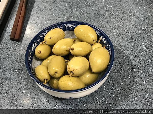 撿拾的錫蘭橄欖過滾水殺青薄鹽漬 非常好吃