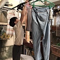 蹲著觀察洗衣機 就便請晾衣