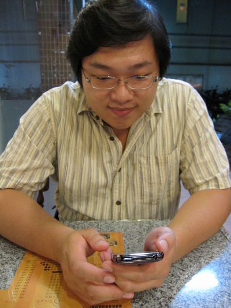 在玩愛瘋的大豬！