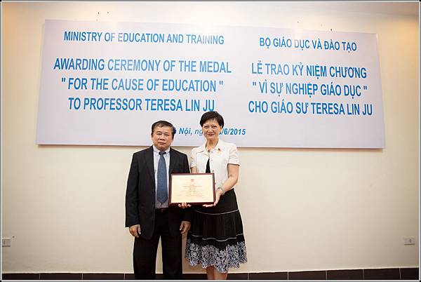 副部長頒發獎牌.jpg 副部長頒發獎牌.jpg