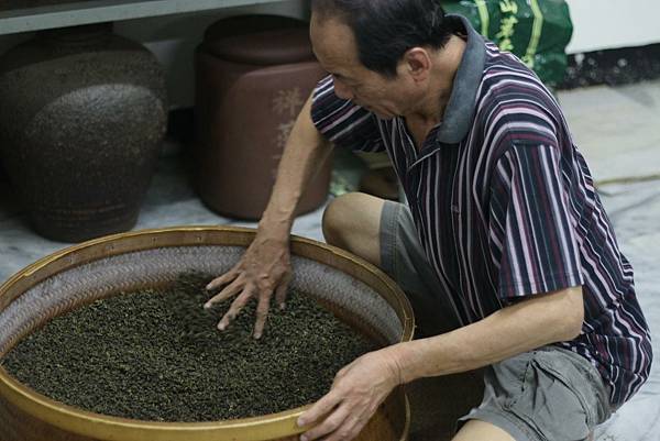 《茶香載道,炭火傳情:一段來自台灣山丘的故事》 《茶香載道,炭火傳情:一段來自台灣山丘的故事》