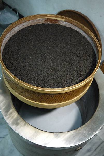《茶香載道,炭火傳情:一段來自台灣山丘的故事》 《茶香載道,炭火傳情:一段來自台灣山丘的故事》