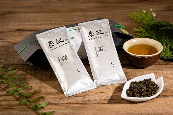 《蒼灰古韻：在茶裡，慢下來與自己對話》