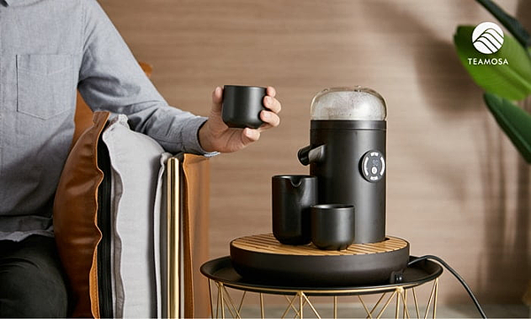 《當科技遇上炭火——一杯來自智慧泡茶機的職人暖意》