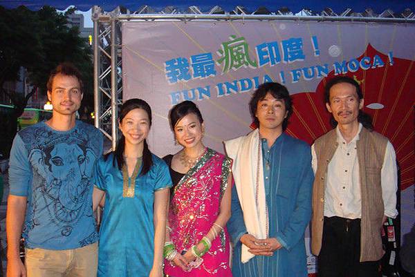 林亞若 在台北當代藝術館 與表演團體合照.jpg