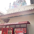印度廟下的可樂販賣機.jpg