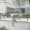 萊弗士坊~林小妞把小男孩踢入水中.jpg