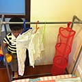 20121007 拔拔做了水管衣架，讓小人練習自己收衣服