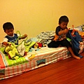 20121012 兩個小朋友自己收拾衣服