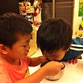 20121021 晚餐時，緯緯餵弟弟喝湯