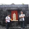 2011.1.29~2.2-峇里島-5-MUTIARA JIMBARAN VILLA(金巴蘭區)-Check Out返家-6(大小少爺inVILLA門口).JPG