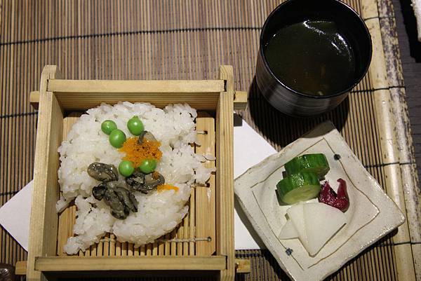 食事　牡蠣蒸飯　海帶芽湯　醬菜