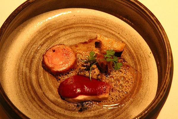 主菜６*Guinea hen, huckleberry soubise with walnut