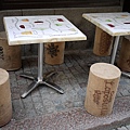 賣葡萄酒的專門店~連椅子都用軟木篩造型(材質)ㄟ!酷~