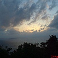 太陽躲在雲層後面 默默地下山