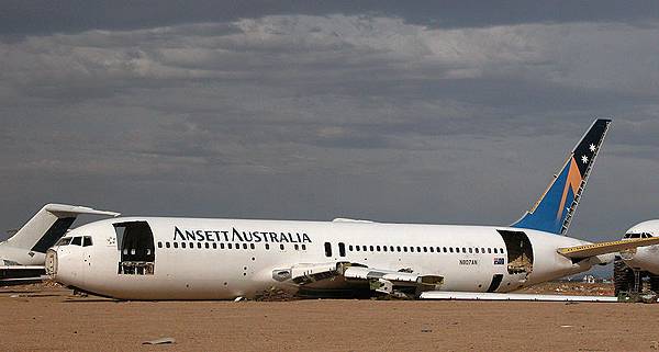 184 210 飛機墳場_解體中的澳洲航空波音767.jpg