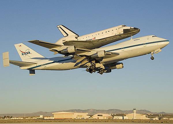 18505 Space Shuttle Endeavour atop Boeing 747 (網路)