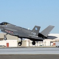 18554 起飛中的F-35
