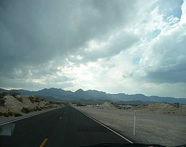 047 185 暴風雨前的沙漠.jpg