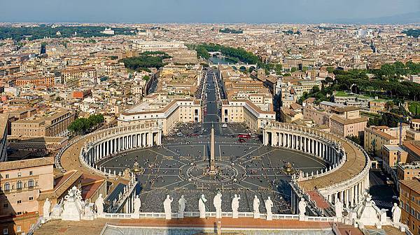 1170px-St_Peter's_Square,_Vatican_City_-_April_2007