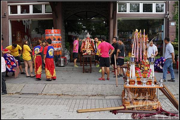 太子要回家了，轎班舞獅來迎接，熱鬧非凡