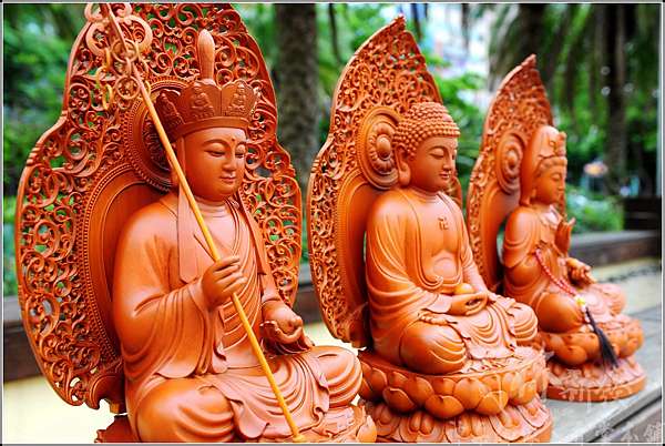 置物 娑婆三聖 釈迦牟尼 地蔵王菩薩 観音菩薩 黄楊木彫刻 文玩