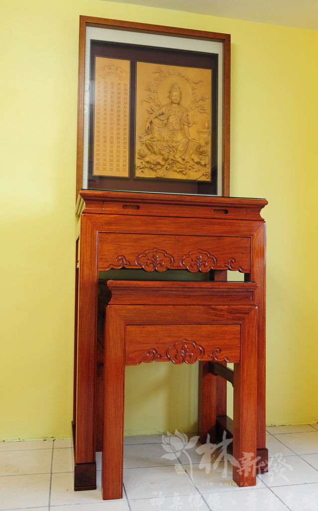 林新發國師手藝紅花梨神桌-二尺九高款新漢式(自在觀音雕刻)_01.JPG 林新發國師手藝紅花梨神桌-二尺九高款新漢式(自在觀音雕刻)_01.JPG