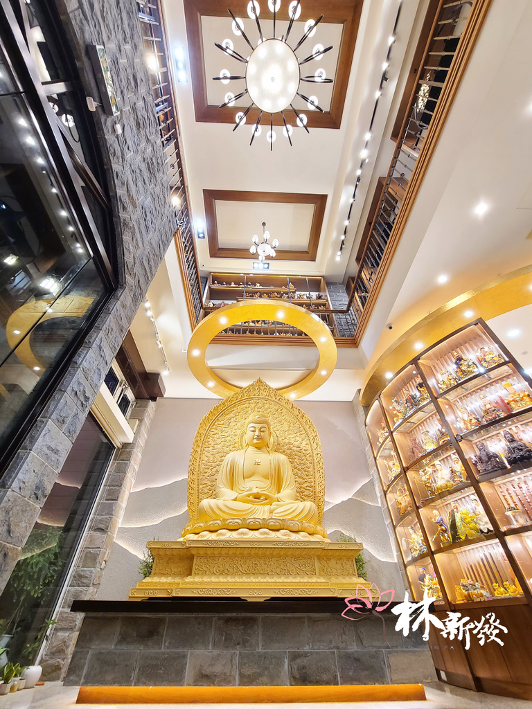 林新發作品 原木佛祖雕刻