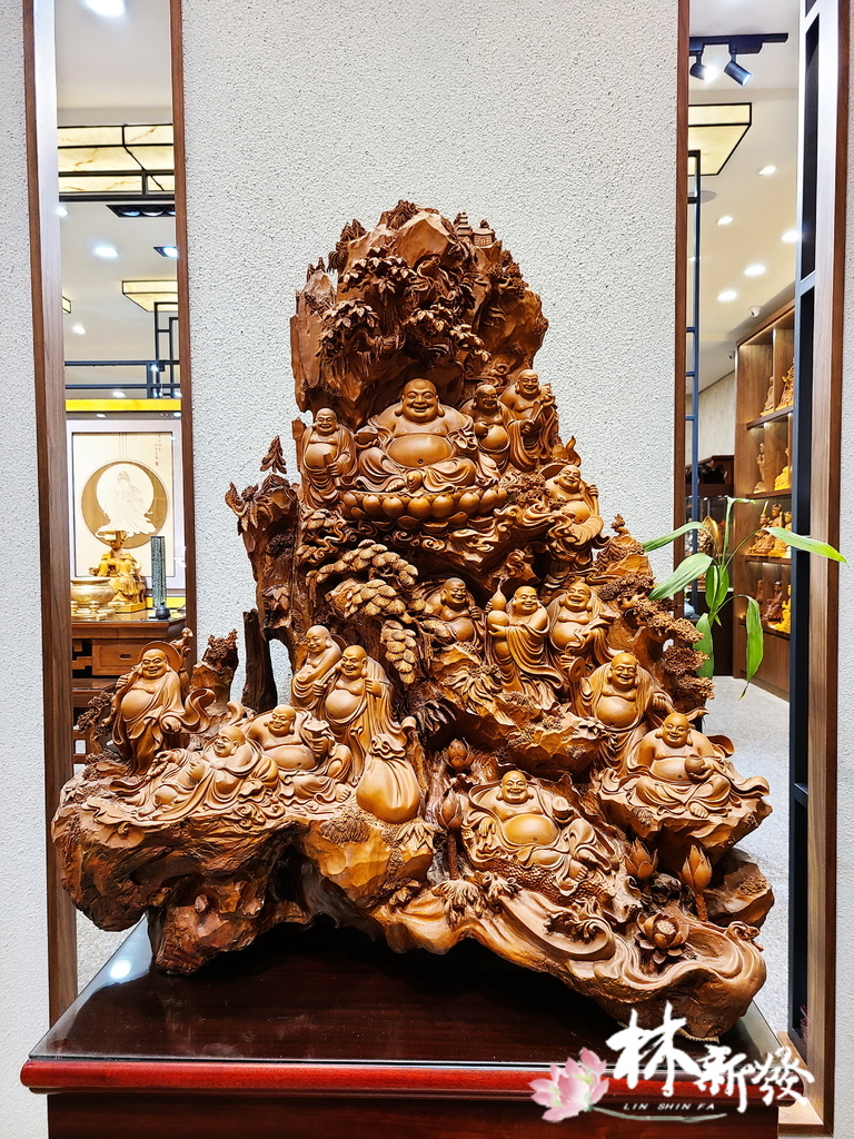 南崁林新發佛俱 二樓的彌勒佛雕刻作品 台灣梢楠木 手工雕刻 笑嘻嘻 彌勒佛