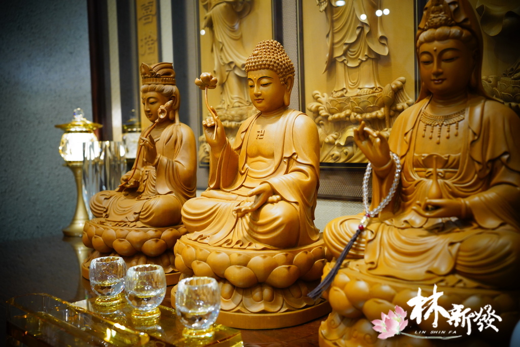 西方三聖梢楠作品-002.JPG 西方三聖梢楠作品-002.JPG