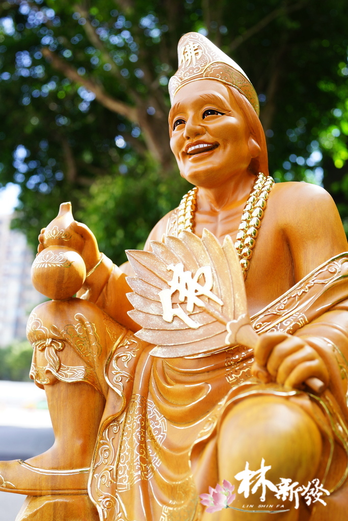 新發神藝-萬法濟公(左手扇還是右手扇呢？)