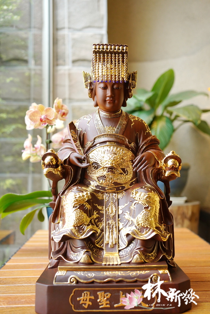 20240601-綠檀媽祖娘娘描金完成尺六作品-003.JPG 20240601-綠檀媽祖娘娘描金完成尺六作品-003.JPG