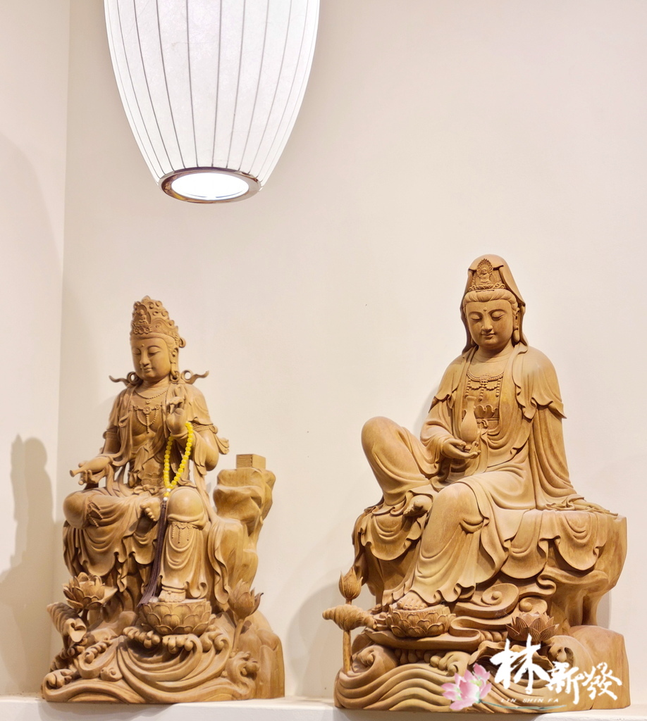 新發神藝-百式觀音(觀自在尺六黃金檀．原色與白衣)