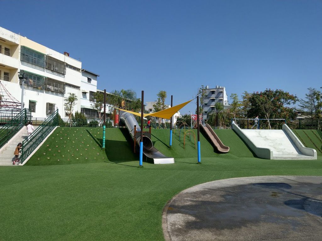 屏東 和平公園x共融式公園x多樣溜滑梯 屏東親子景點推薦 瘋狂媽咪與她的小閨蜜 痞客邦