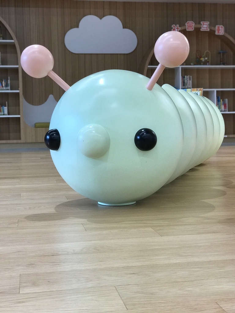 毛毛蟲座椅,小朋友一邊玩、還能一邊看書。